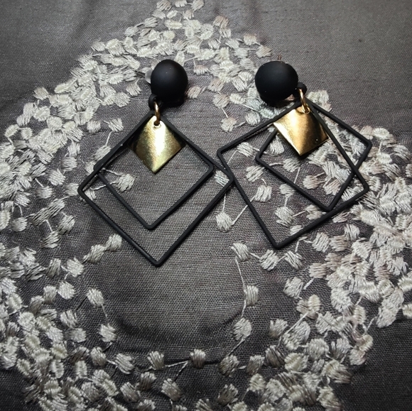 Statement earrings with Gold accent - Picture 3 of 3